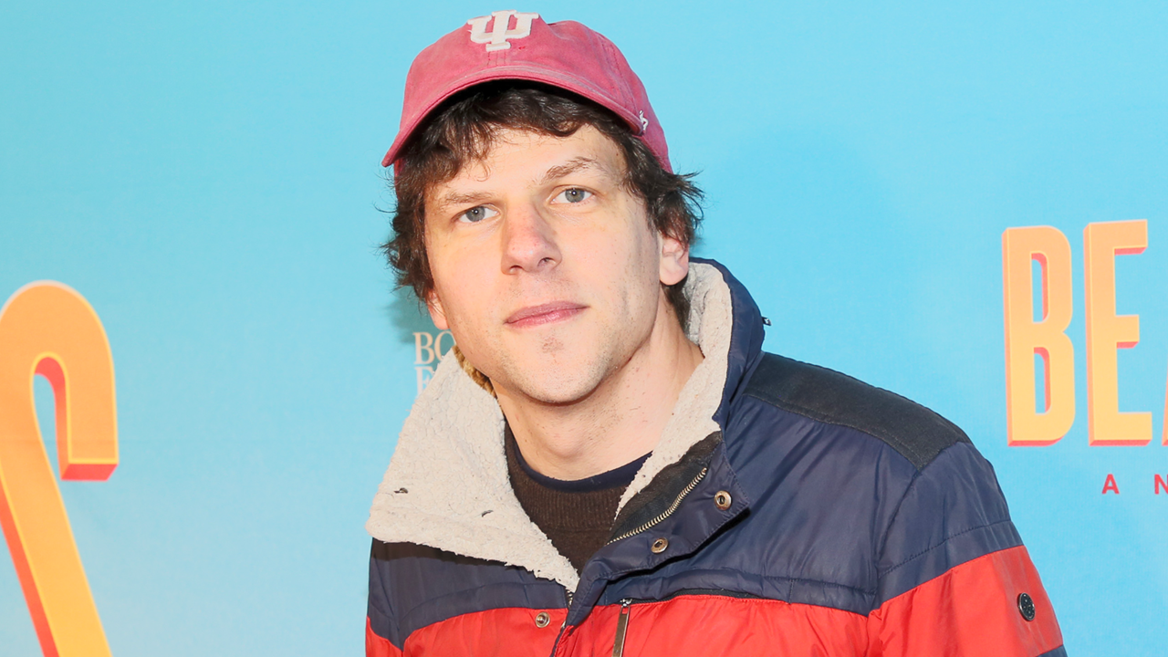 Jesse Eisenberg recusou papel em O Outro Lado das Redes por ter "problemas” com Mark Zuckerberg, afirma Aaron